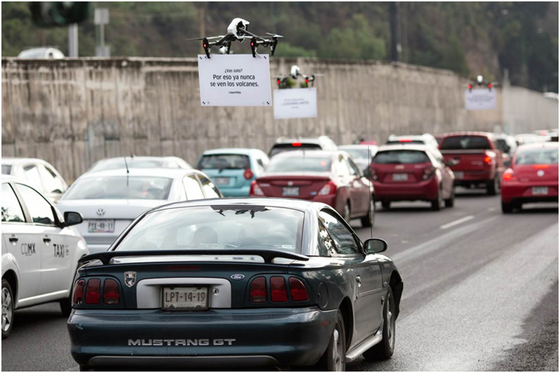 Trafikte sıkışan araçların tepesine reklam taşıyan drone'lar indi